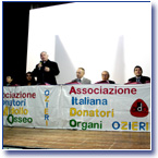 Teatro gremito al convegno sulla donazione del Midollo Osseo.