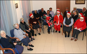 Gli anziani della casa per anziani Villa Campus