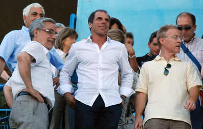 Gianfranco Zola insieme agli amministratori comunali