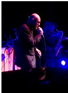 il cantante Mario Biondi durante un concerto