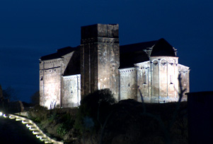 immagine notturna della Basilica di S.Antico di Bisarcio
